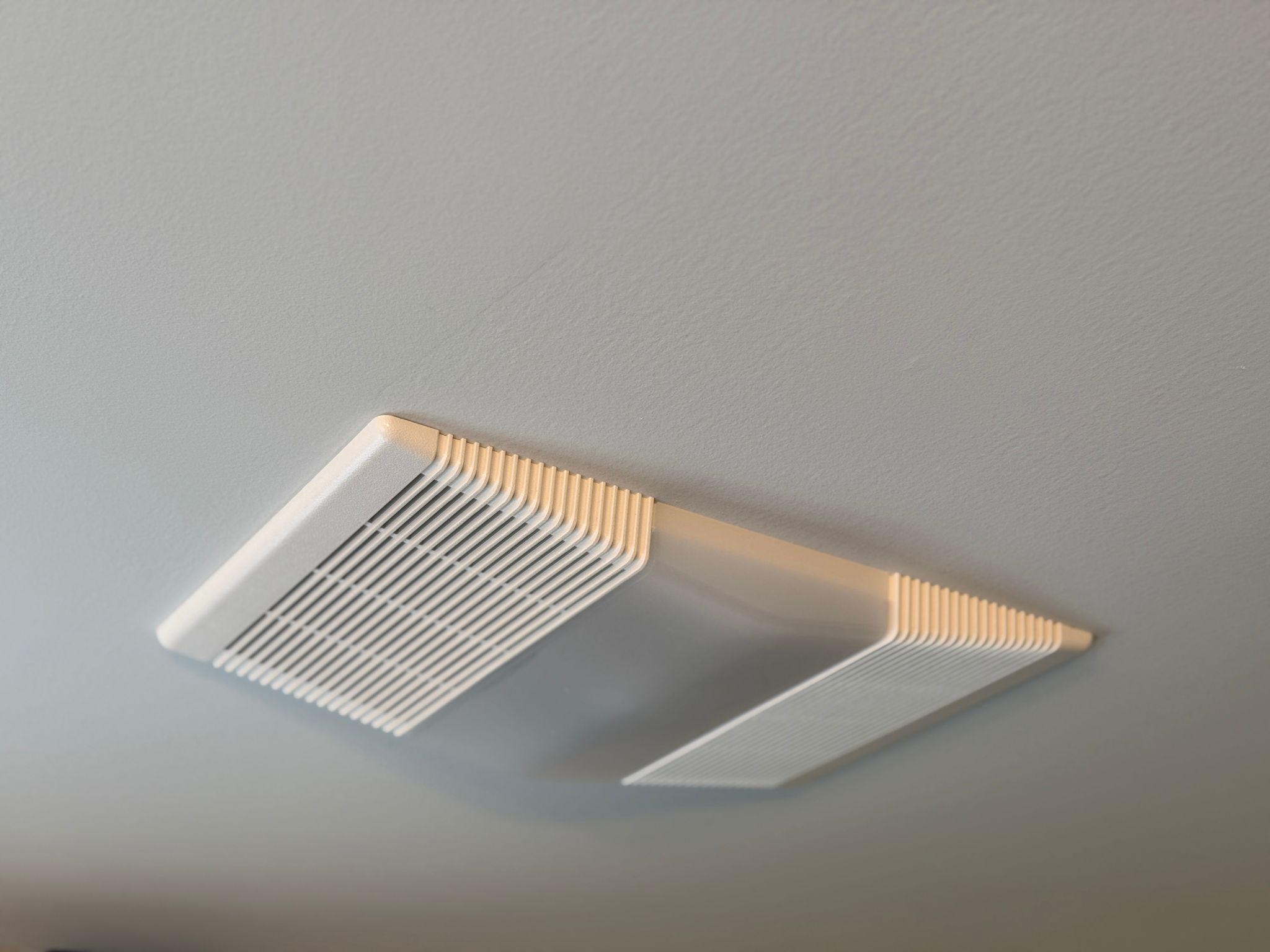 Ventilateur de salle de bain installé au plafond — réalisation VENTRAXE
